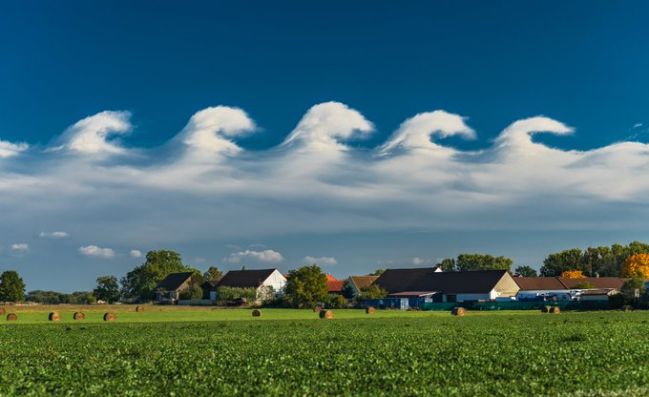 Vlny na nebi aneb Kelvin-Helmholtzovy mraky. Autor: Lukáš Gallo.